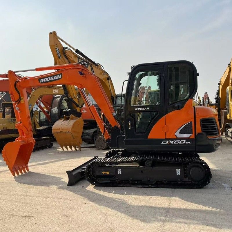 Küçük 6 tonluk Doosan DX60 kazıcı Kore kökenli Kılıç ve kırıcı çekiç hattı ile