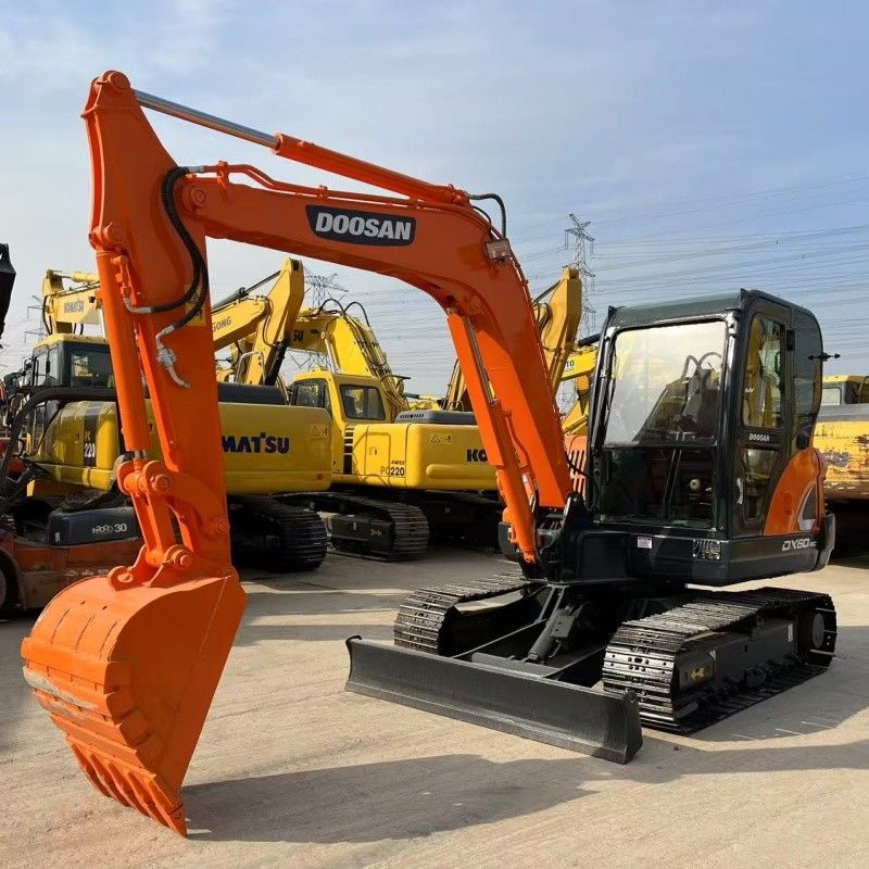 Küçük 6 tonluk Doosan DX60 kazıcı Kore kökenli Kılıç ve kırıcı çekiç hattı ile