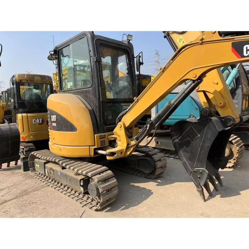 Küçük inşaat siteleri ve dar alanlar için kullanılan küçük CAT 303E kazıcı
