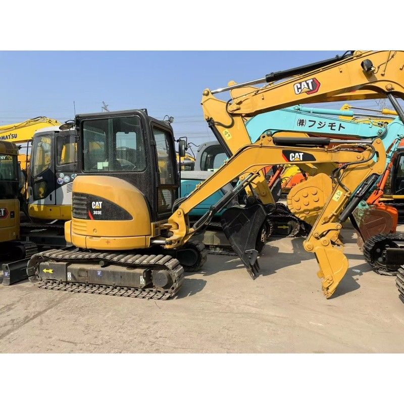 Küçük inşaat siteleri ve dar alanlar için kullanılan küçük CAT 303E kazıcı