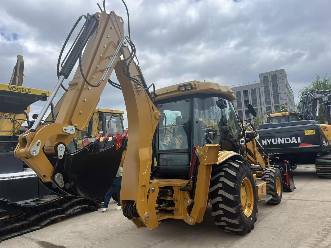 Yepyeni bir Caterpillar 420F backhoe yükleyici kazıcı açılabilir kovayla ve genişletilebilir yayla
