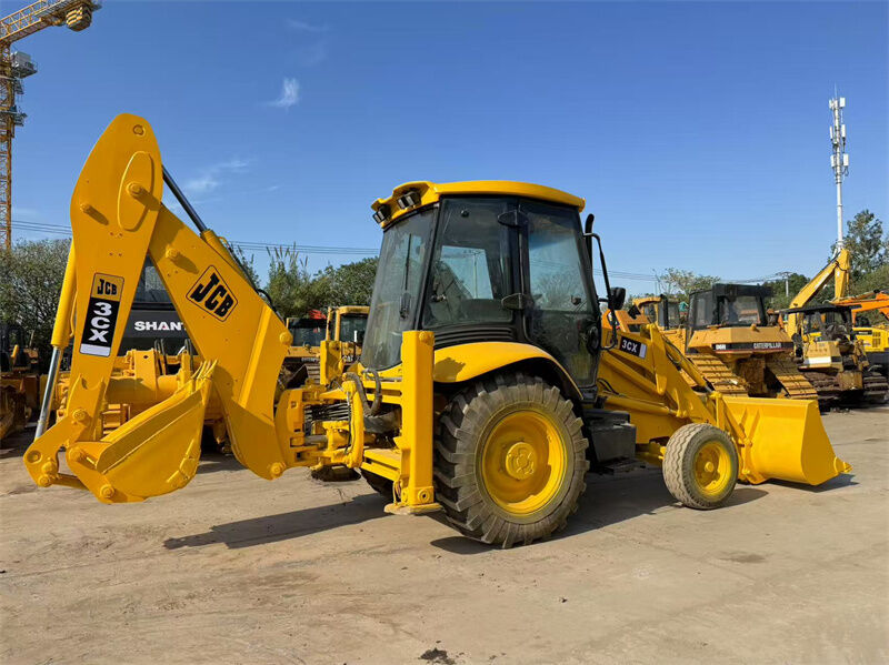 1.1m3 kova kapasitesi, 81kw güç ve bir yıllık garanti ile kullanılan JCB 3CX Backhoe Loader