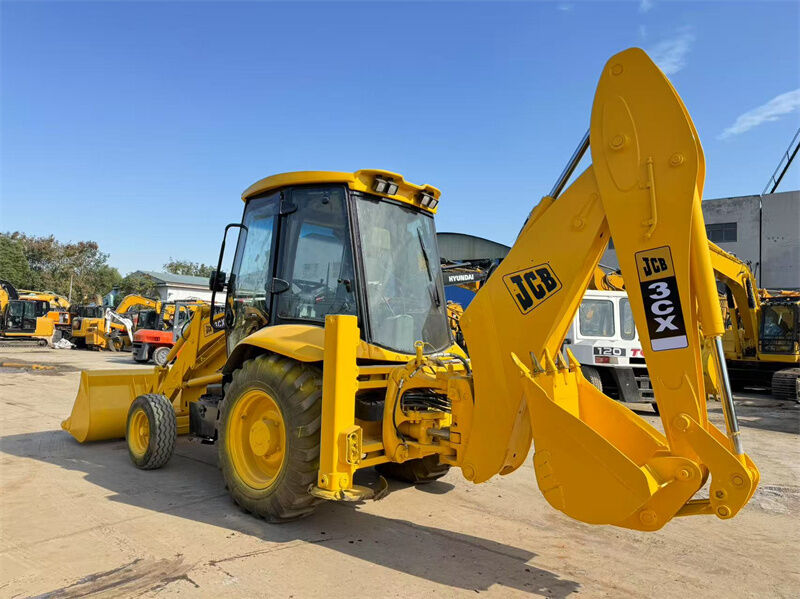 1.1m3 kova kapasitesi, 81kw güç ve bir yıllık garanti ile kullanılan JCB 3CX Backhoe Loader