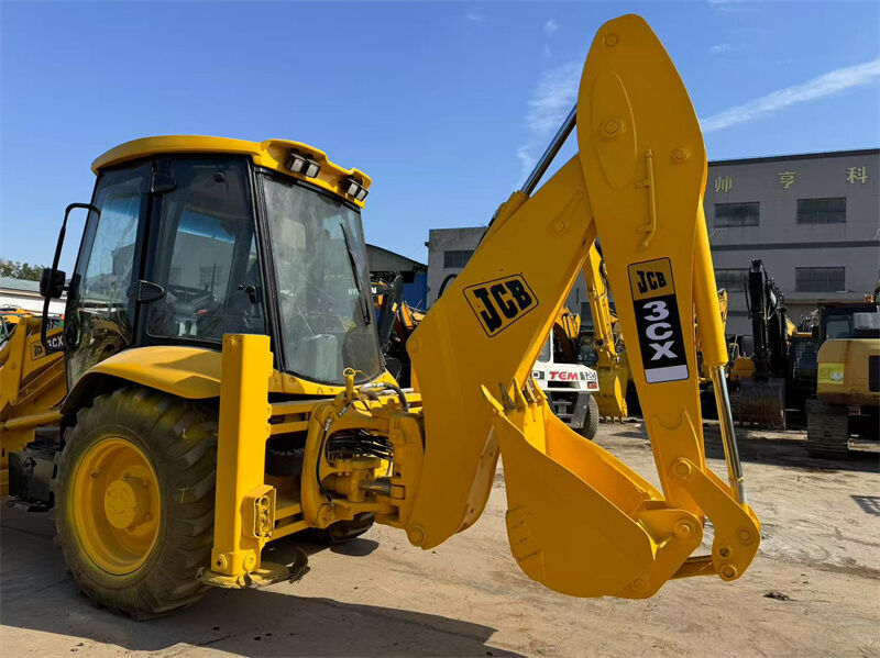 1.1m3 kova kapasitesi, 81kw güç ve bir yıllık garanti ile kullanılan JCB 3CX Backhoe Loader