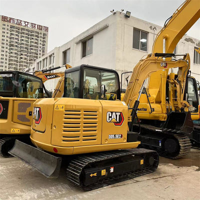 CAT 305.5E2 Başparmaklı ve bıçağı olan küçük 5 tonluk kazıcı
